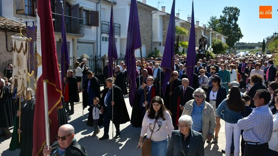 Devotos y vecinos acompañan a la imagen de Jesús Nazareno en la procesión / E. Corredera