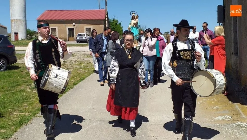 Los actos religiosos estuvieron amenizados por tamborileros y charras