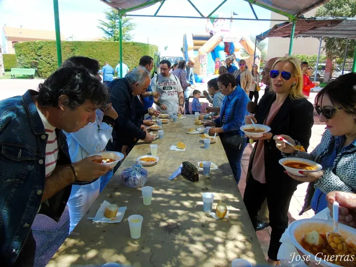 La degustación de garbanzos con callos congregaba a cientos de personas en el recinto ferial del pabellón municipal