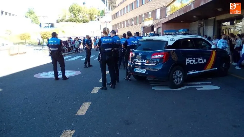 Coches de Policía en el Clínico / Archivo