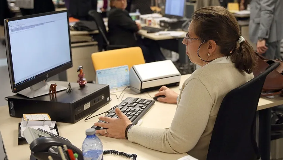 Empleada en una oficina de los Servicios Públicos de Empleo