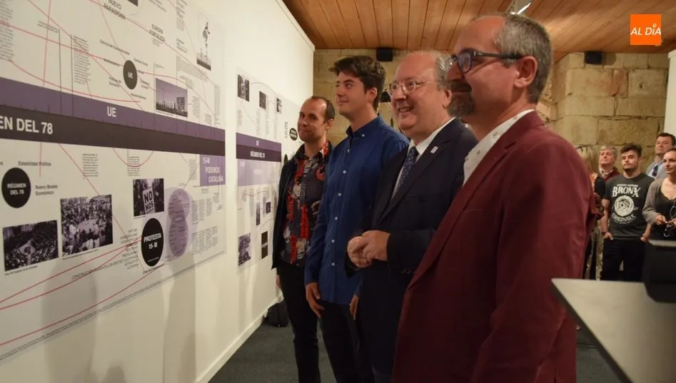 Luis Barrio, Enrique Cabero, Miguel González Cabezas y Diego del Pozo observan la exposición Crisis. Foto de Eva Fernández