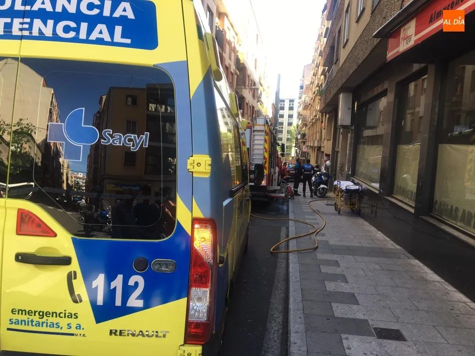 Rescatan a dos personas que quedaron atrapadas en un montacargas de un garaje de Garrido