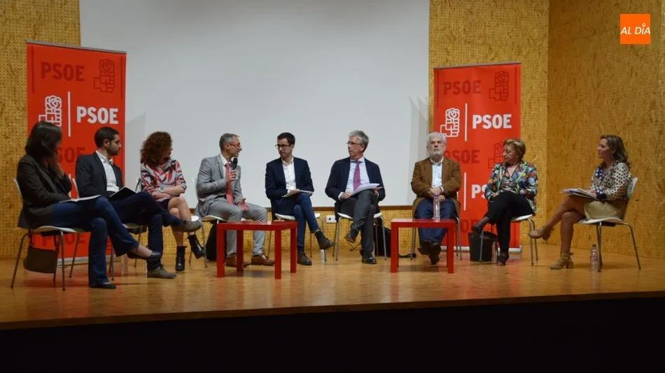 El foro ha contado con la presencia de representantes institucionales de la USAL y de la Pontificia. Foto de Eva Fernández