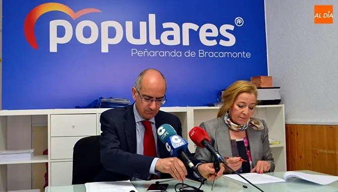 El Presidente del Partido Popular de Salamanca, Javier Iglesias, mantenía un encuentro con la candidata Carmen Familiar y parte de la candidatura