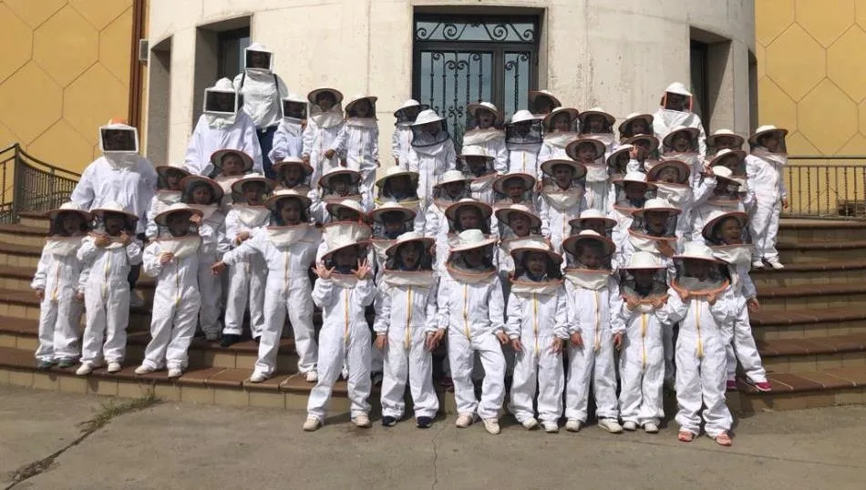 Alumnos del colegio San Juan Bosco, vestidos de apicultores