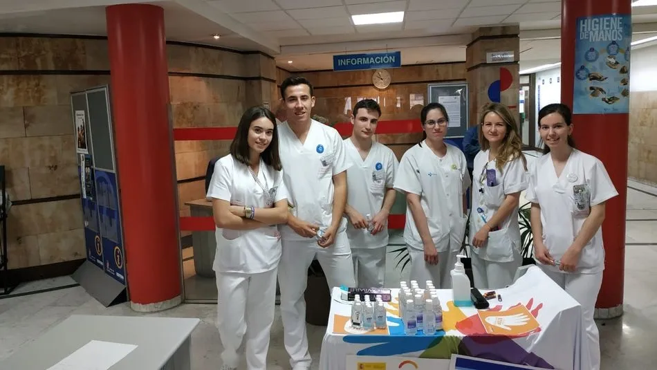 Hoy se han colocado dos mesas informativas en el hall del Clínico y del Virgen de la Vega
