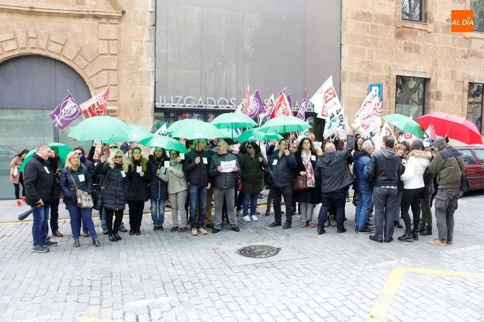 Trabajadores de Justicia, en una concentración a la puerta de los Juzgados de Salamanca