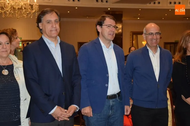 Carlos García Carbayo, Alfonso Fernández Mañueco y Javier Iglesias, antes de la reunión con interventores y apoderados. Fotos: Eva Fernández
