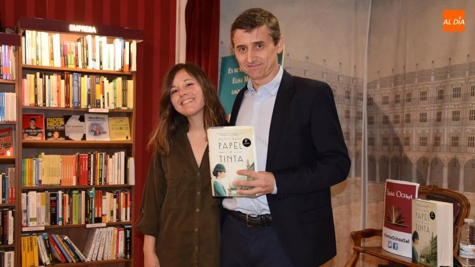 María Reig presenta a los lectores salmantinos su primera y apasionante novela ‘Papel y tinta’ ...