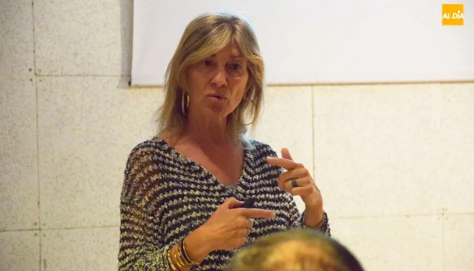 Conferencia de Ángeles Almeida en la Casa de las Conchas. Foto de Eva Fernández