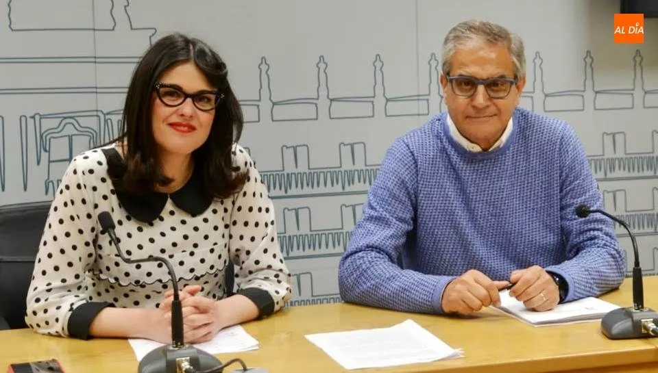 Los concejales de Ganemos Salamanca,  Virginia Carrera y Gabriel Risco, en esta rueda de prensa. Foto de Lydia González