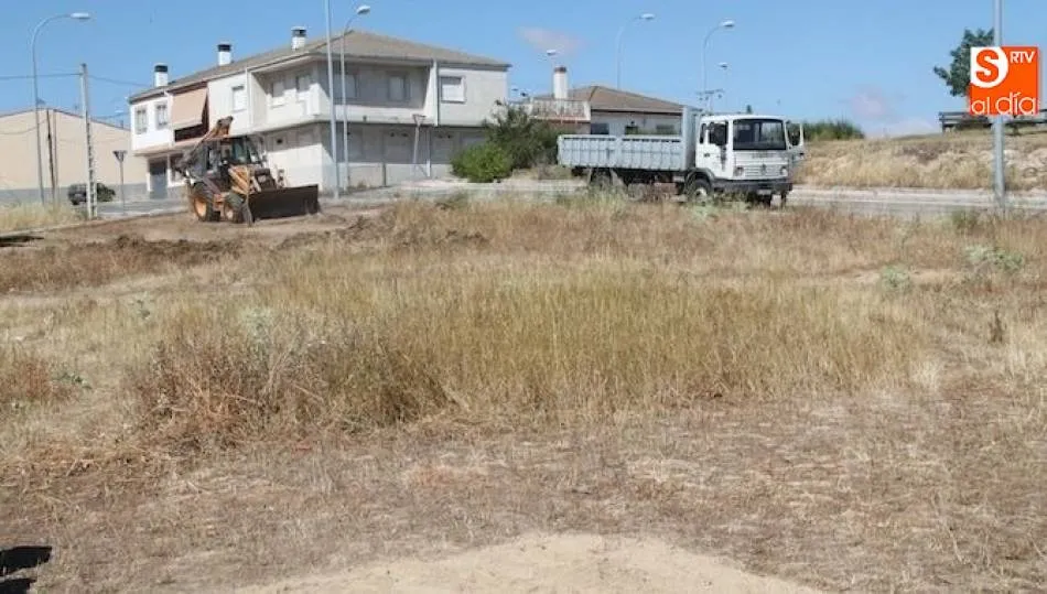 Trabajos de desbrozado y de limpieza en uno de solares de la ciudad