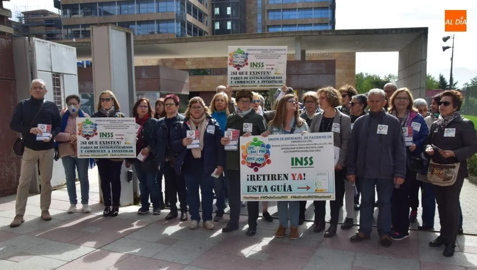 Concentración de Afibrosal a la puerta de la Delegación Provincial del Instituto Nacional de la Seguridad Social (INSS). Foto de Eva Fernández