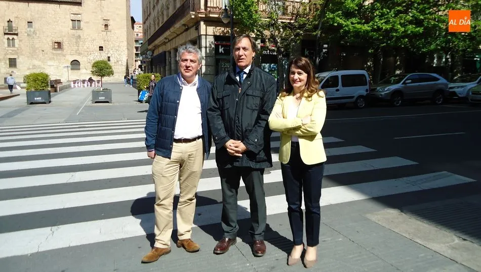 Carlos García Carbayo, candidato del PP a la Alcaldía de Salamanca, en el centro, en la plaza de la Constitución