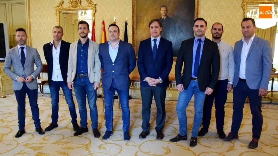 El alcalde de Salamanca, Carlos García Carbayo, en el centro, junto a la nueva directiva de la Asociación de Empresarios de Hostelería de Salamanca, presidida por Álvaro Juanes. Foto de Elena López