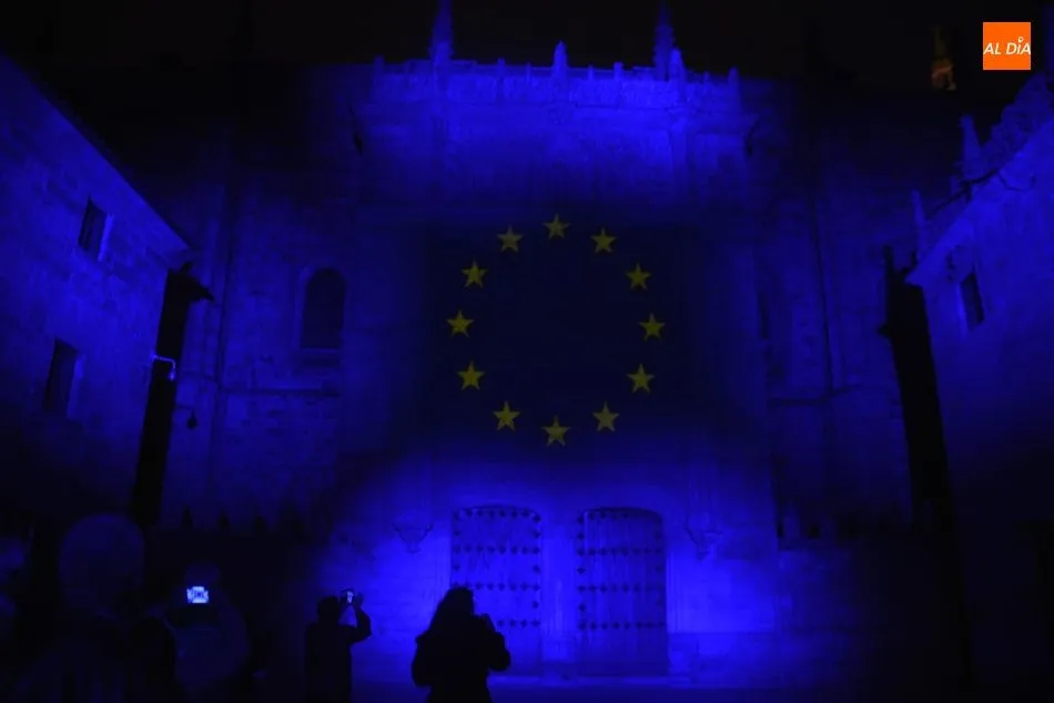 Sobre la fachada se ha proyectado también la bandera de la UE. Foto de Lydia González la