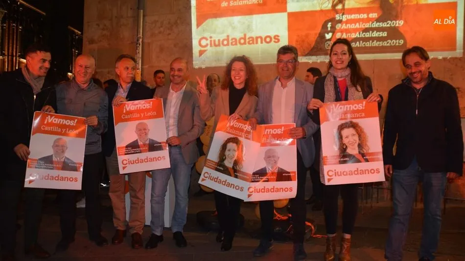 Los candidatos de Ciudadanos han participado en la tradicional pegada de carteles. Foto de Lydia González