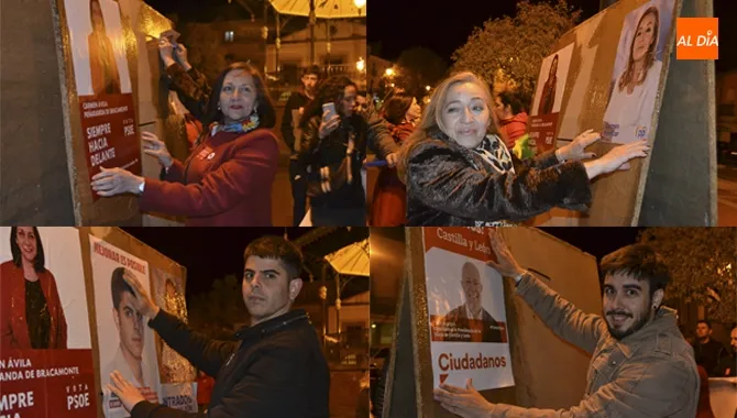 Los candidatos a la alcaldía Carmen Ávila, Carmen Familiar, Sergio Jiménez y Ángel Tejeda protagonizaban la pegada de carteles en la plaza de España