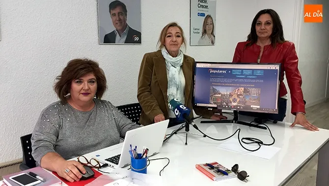 Carmen Familar, candidata del PP a la alcaldía de Peñaranda, presentaba la nueva web popular junto a María Victoria Muñoz e Iratxe Camba Dosuna