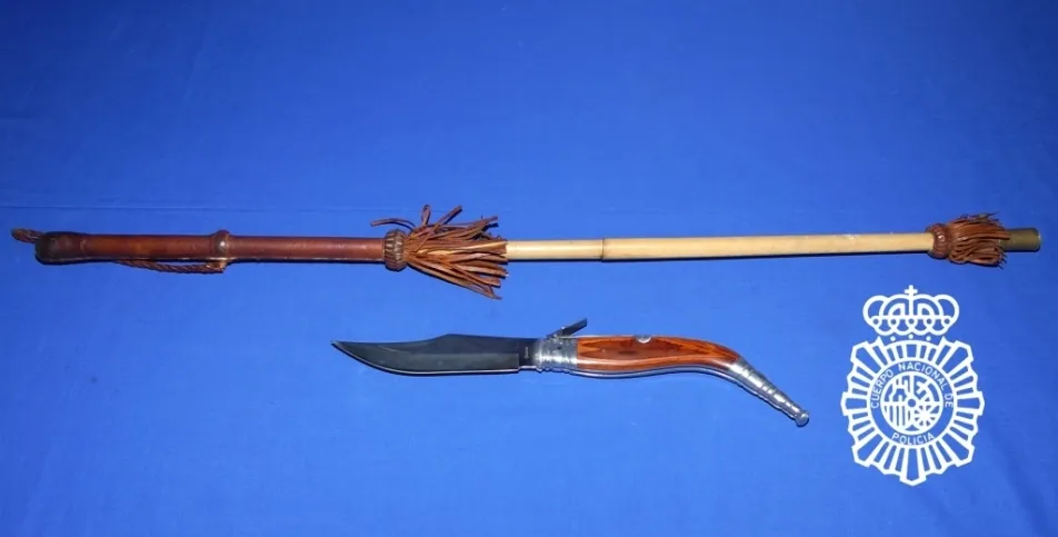 Bastón y navaja intervenidos por la Policía Nacional