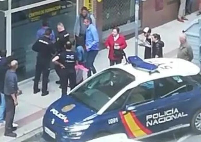 Agentes de la Policía Nacional en el momento de la detención en la avenida de Italia