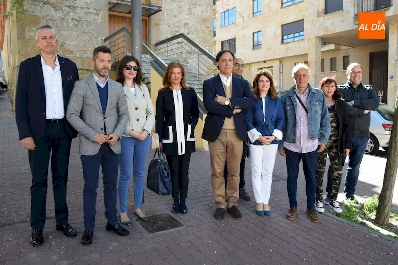 Carlos García Carbayo, junto a su equipo de trabajo, esta mañana