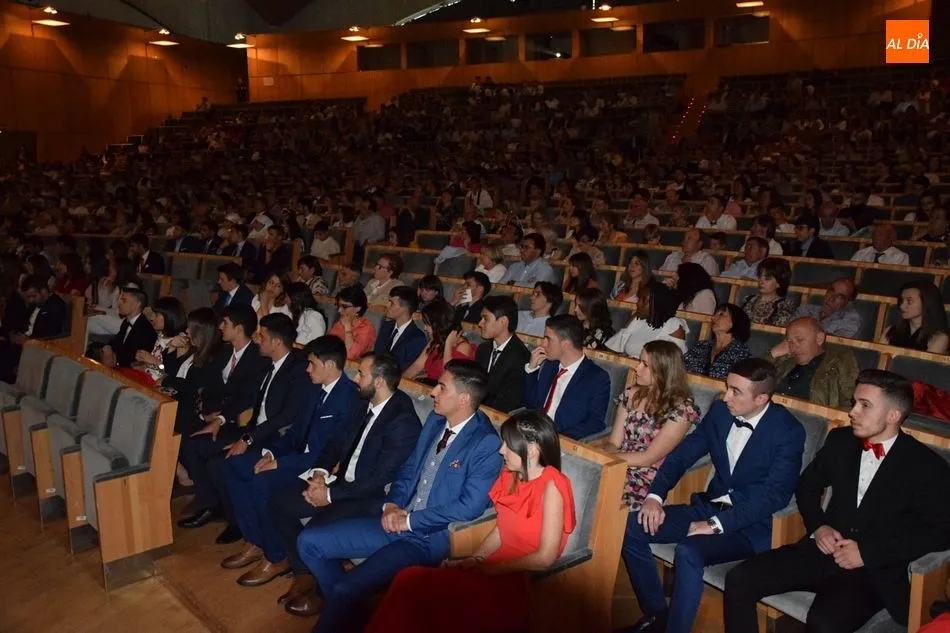 Los nuevos titulados en Administración y Dirección de Empresas celebran su graduación