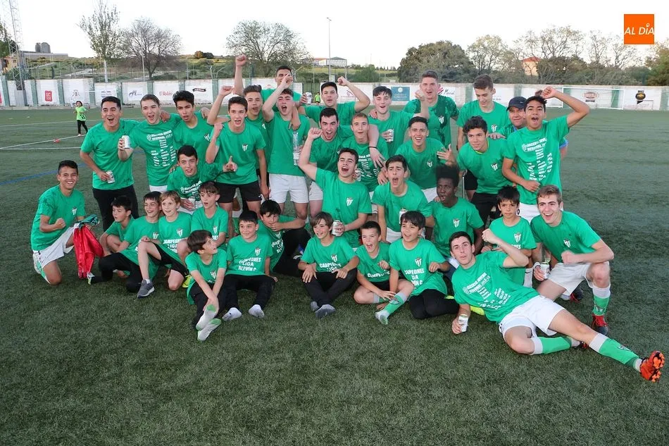 Los jugadores del Guijuelo Juvenil celebraron el ascenso por todo lo alto