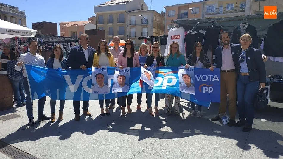 El PP de Guijuelo continúa la campaña electoral con la tradicional visita al mercado