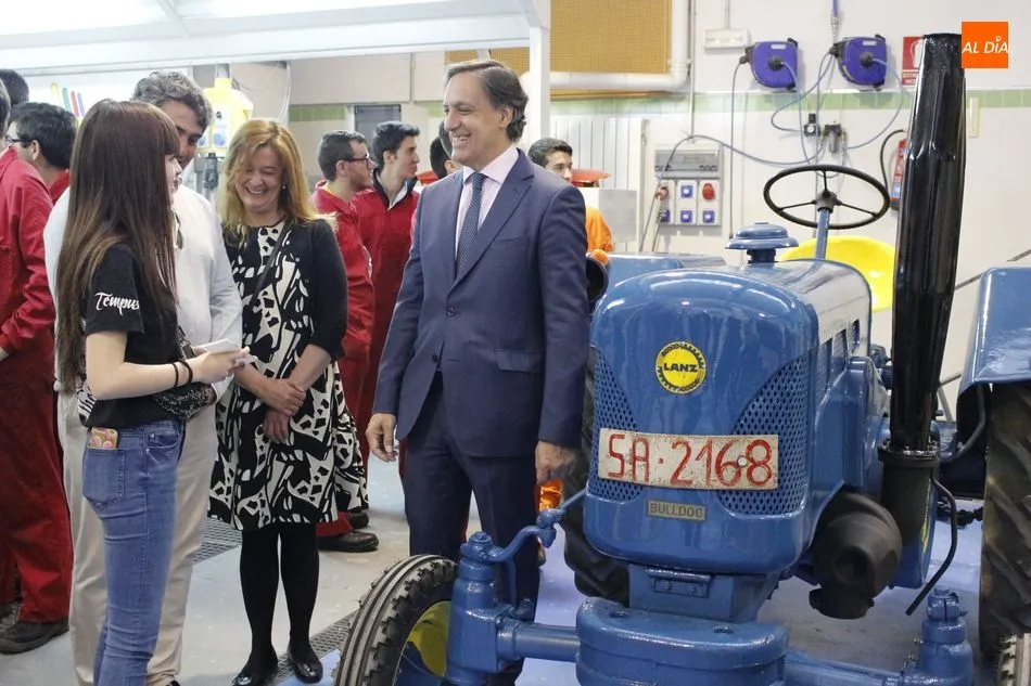Carlos García Carbayo, alcalde de Salamanca, junto a alumnos del CIFP Río Tormes. Foto de Elena López