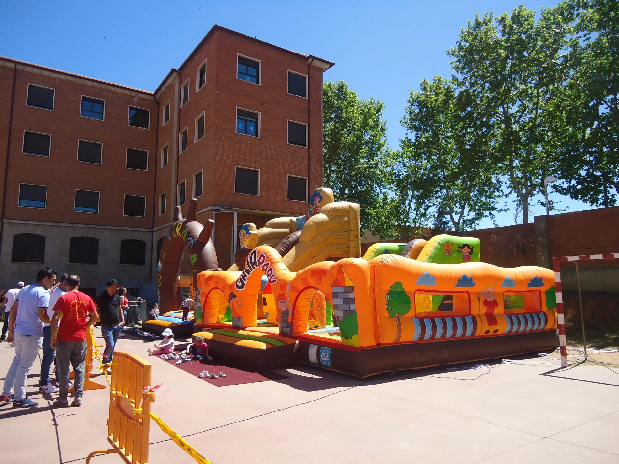 Hinchables en el patio del colegio