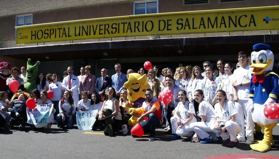 Buen ambiente y alegría, a la puerta del Clínico, con motivo del Día del Niño Hospitalizado
