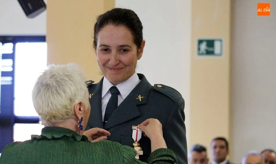 La subdelegada del Gobierno de Salamanca, Encarnación Pérez, entrega una de las condecoraciones. Foto de Elena López