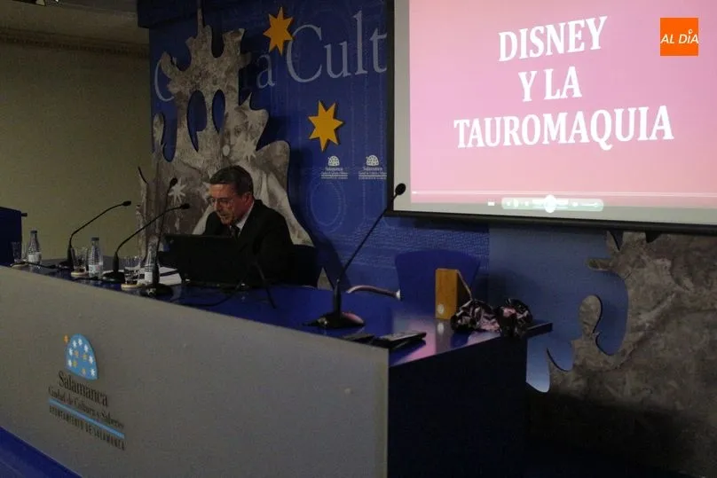 Conferencia del crítico taurino Antonio Lorca en el Liceo. Foto: Elena López