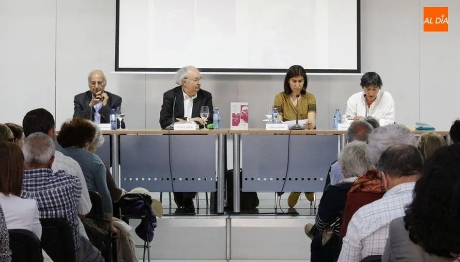 El autor de la obra, Antonio Colinas, junto a los presentadores de la conferencia. Fotos: Elena López