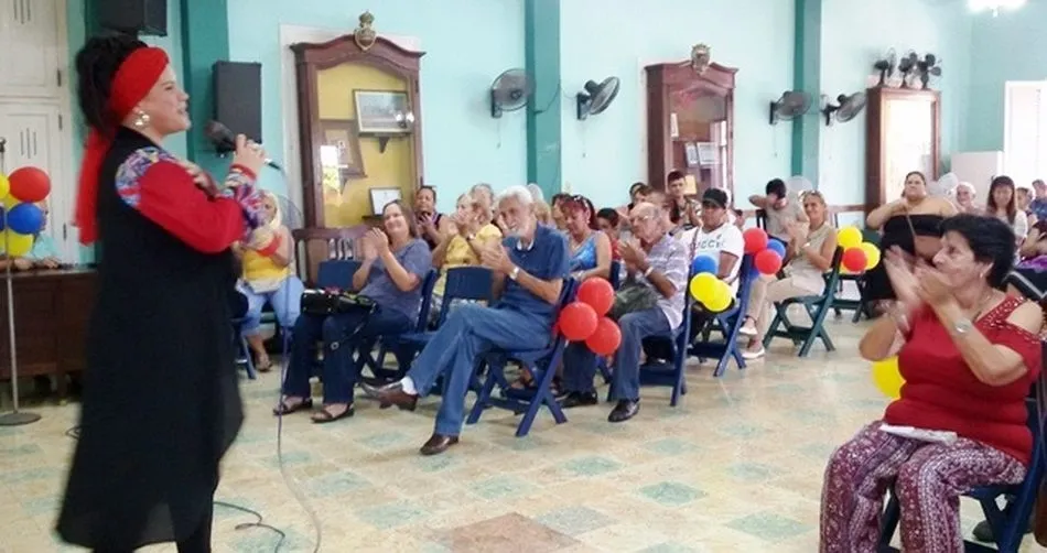 Momento de la actuación de la cantante Luanda