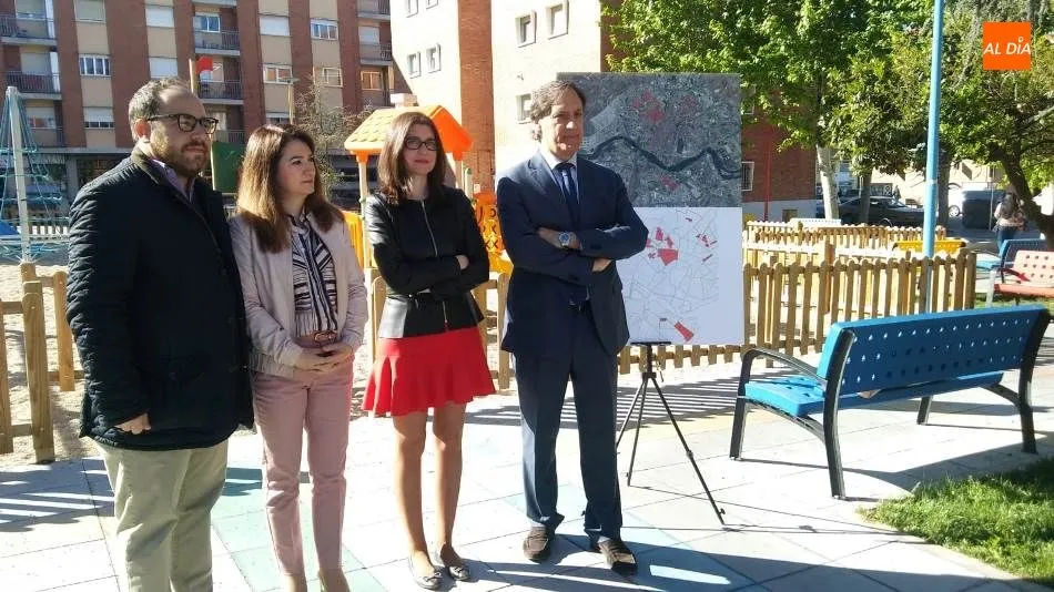 Carlos García Carbayo, candidato de PP a la Alcaldía de Salamanca, a la derecha, junto a algunos integrantes de su equipo
