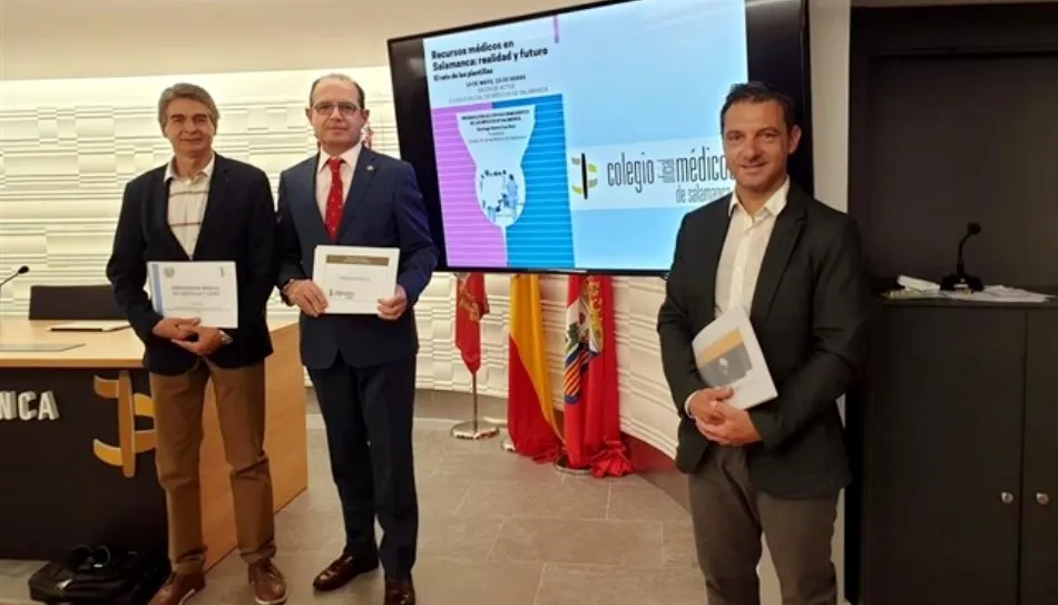 El presidente del Colegio Oficial de Médicos de Salamanca, Santiago Santa Cruz Ruiz, en el centro, acompañado por otros miembros de la Junta Directiva. Foto de Europa Press