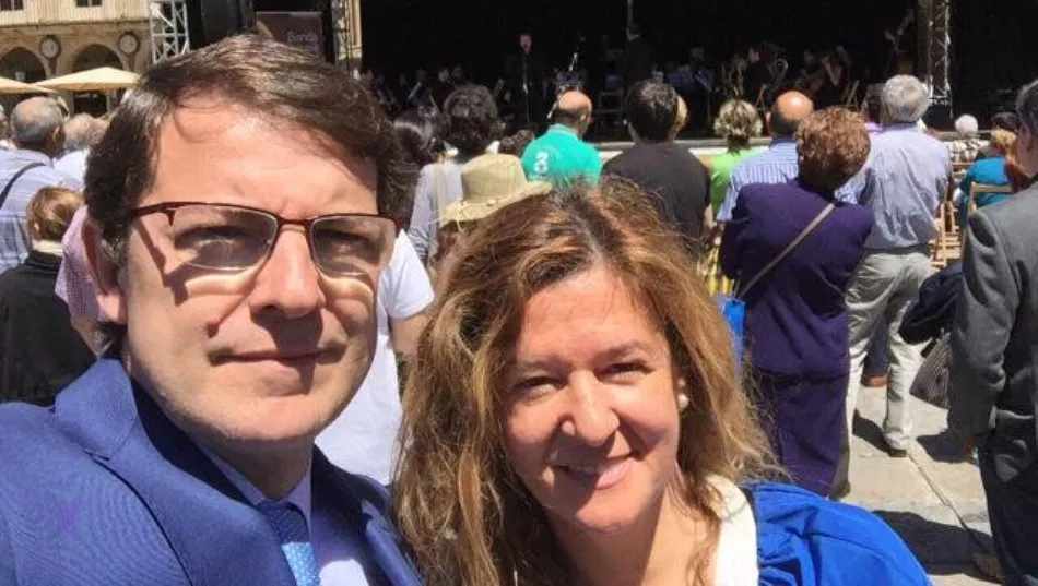 La candidata del PP número dos a las Cortes regionales por Salamanca, Carmen Sánchez Bellota, junto al presidente regional del partido, Alfonso Fernández Mañueco