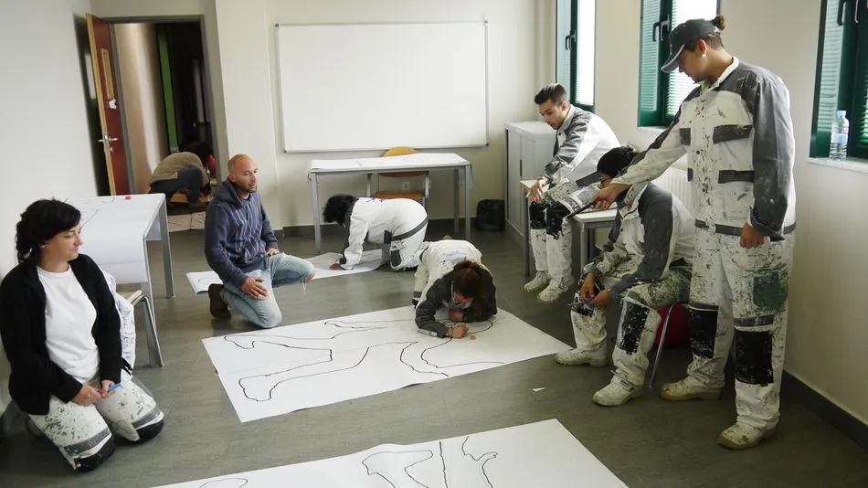 Los alumnos del programa formativo ‘Pinceladas Carbajosa’ decoran los vestuarios del Complejo...