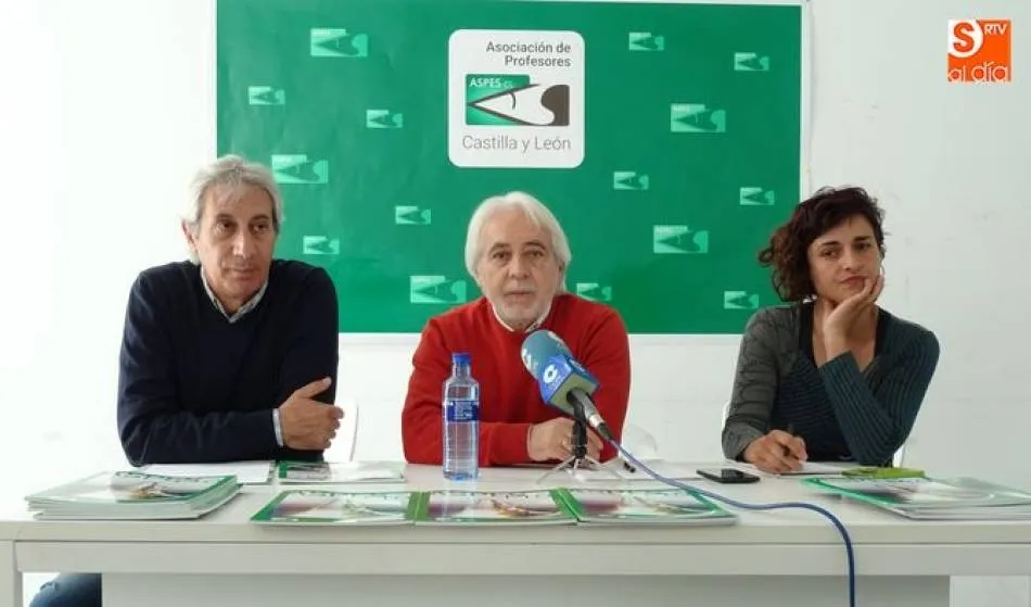 Honorio Vega, en el centro, presidente de la Asociación de Profesores de Castilla y León (ASPES-CL)