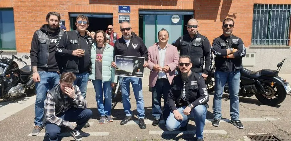 El concejal Antonio Malmierca y miembros del Club Motero Alas MC Salamanca