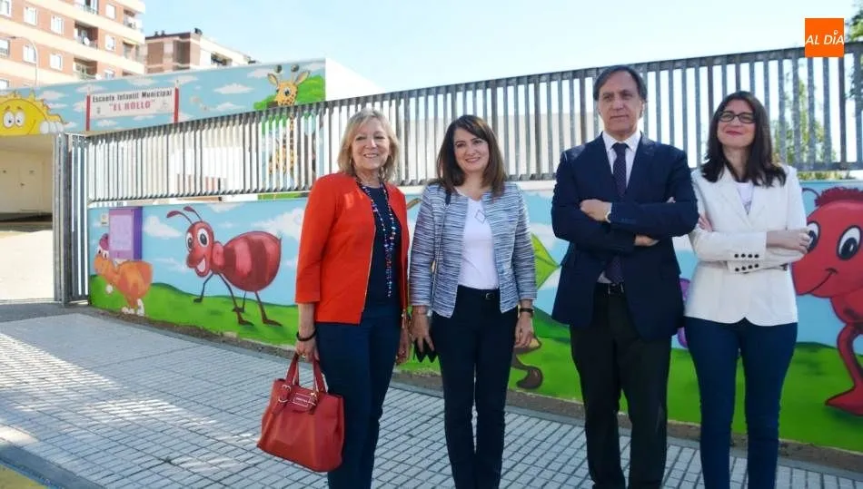 El candidato del PP a la Alcaldía, Carlos García Carbayo, junto a parte de su equipo, a la puerta del centro infantil El Rollo. Foto de Lydia González