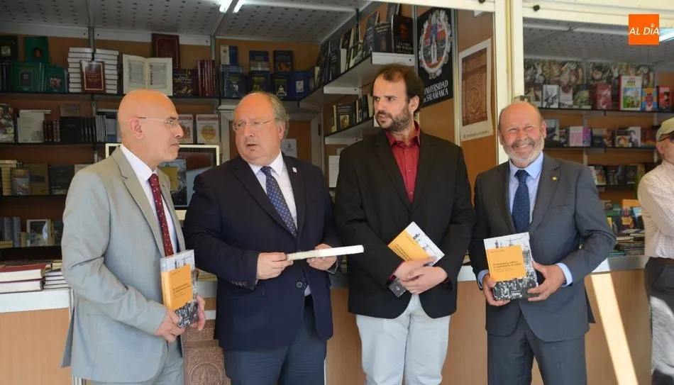 Presentación en la Plaza Mayor de este libro sobre la historia de Caja Rural de Salamanca. Foto de Lydia González