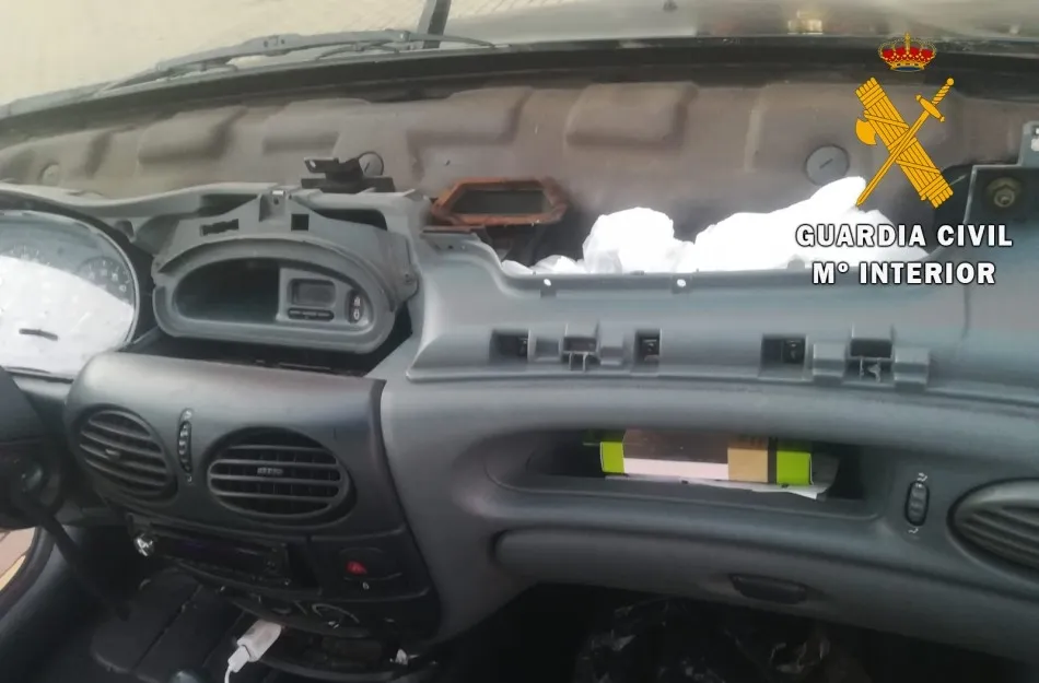 Doble fondo del vehículo en el que se encontró la droga