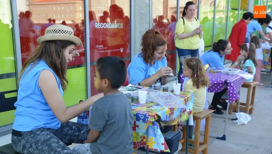 Los más pequeños han participado en el pintacaras, una de las actividades desarrolladas. Foto de Lydia González