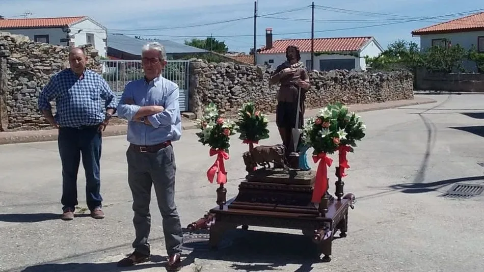 Los vecinos de Almendra se mantienen fieles a la tradicional bendición de campos por San Isidro