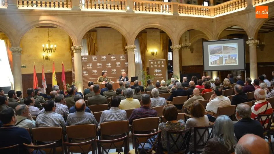 Conferencia sobre la historia del Regimiento de Especialidades de Ingenieros Nº 11. Foto de Lydia González