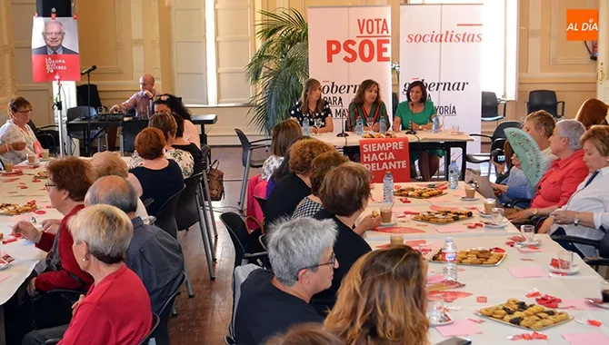 Más de un centenar de mujeres participaban en el encuentro que el PSOE celebraba en el Centro Social con Iratxe García